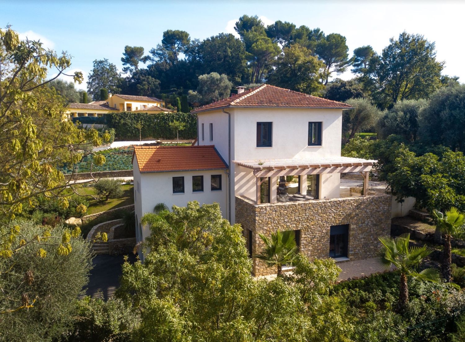 Magnificent villa with swimming pool and garden 3400 in Mougins 