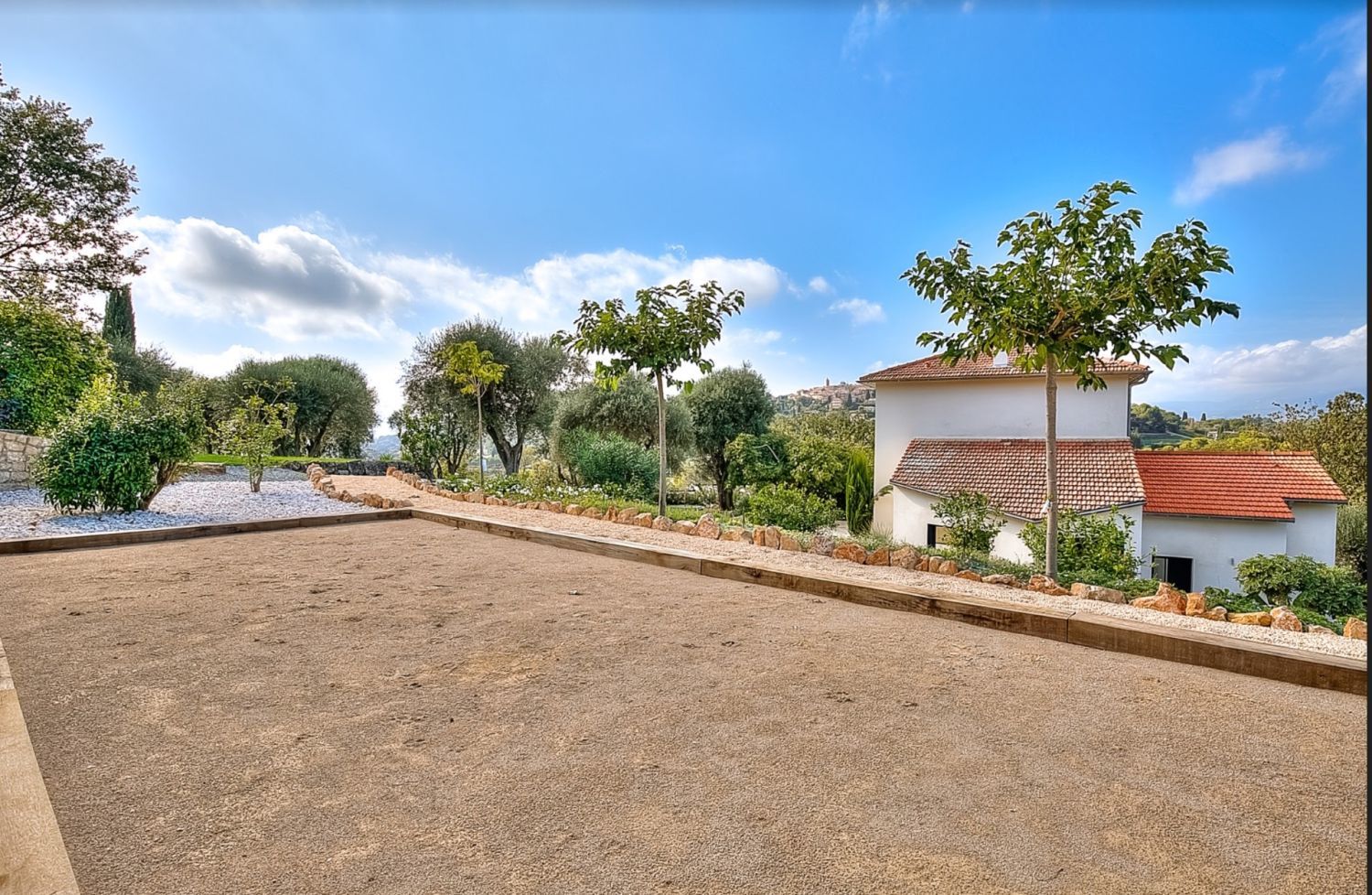 Magnificent villa with swimming pool and garden 3400 in Mougins 