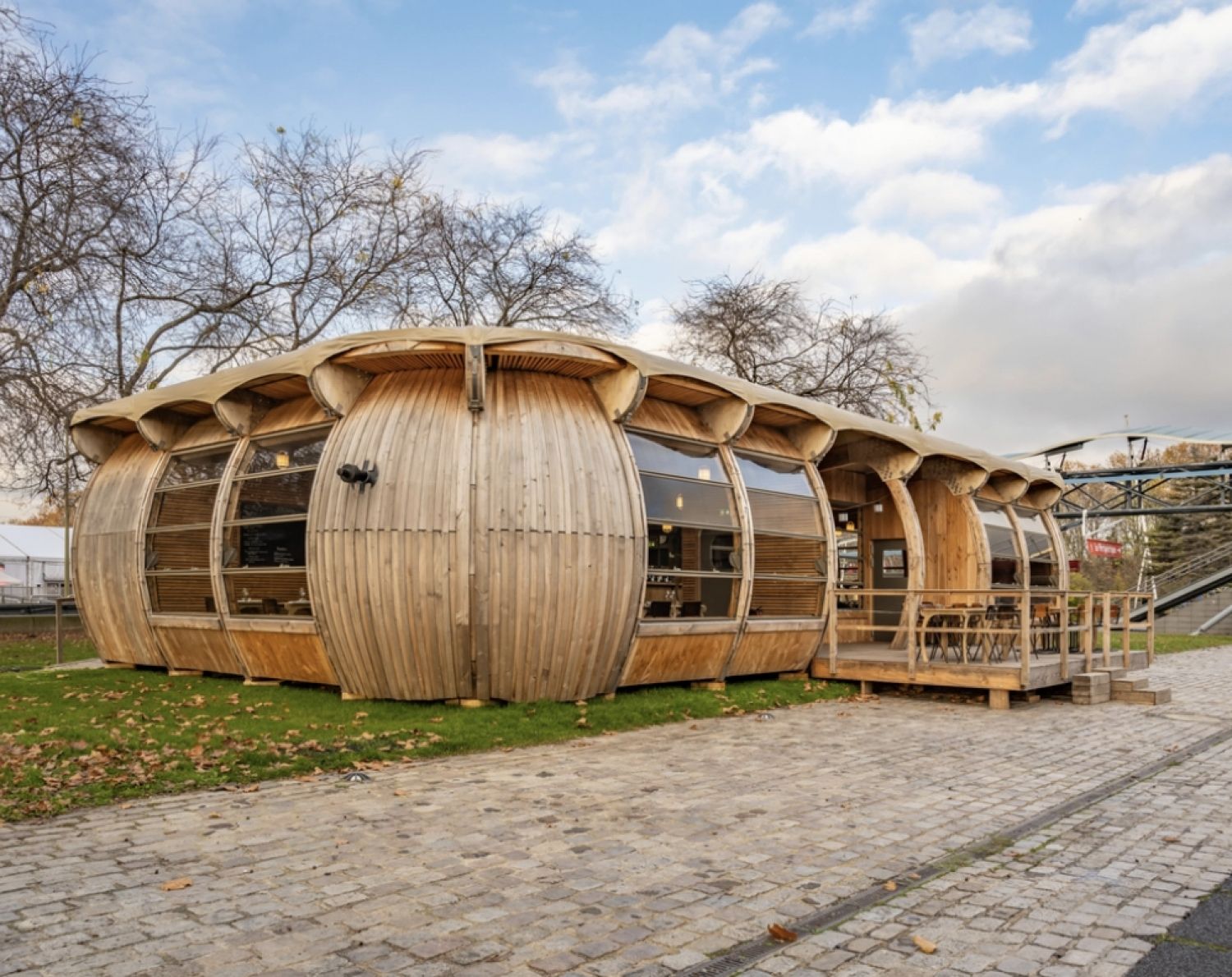 Canal-Side Cabin Restaurant in Parc de la Villette for Private Events