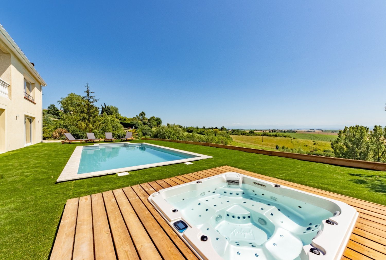 Villa avec piscine, jacuzzi, vue panoramique, bar, billard, salle de cinéma