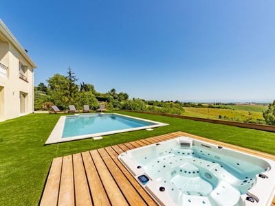 Villa with swimming pool, jacuzzi and panoramic views