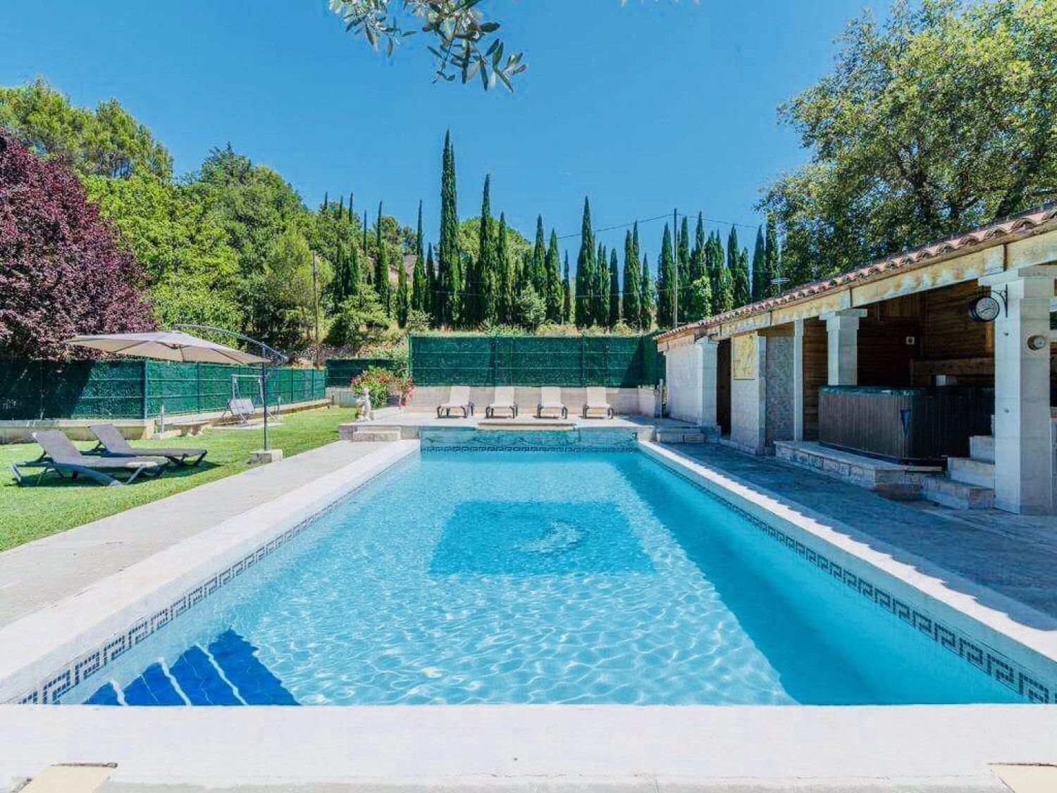 Guest House with swimming pool and spacious garden for 30people