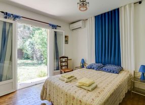 Guest House with swimming pool and spacious garden for 30people