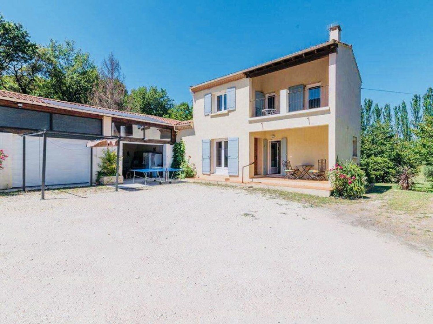 Guest House with swimming pool and spacious garden for 30people