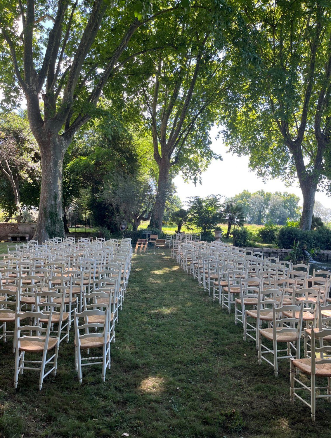 Arles, Gardens and exceptional rooms around a pool