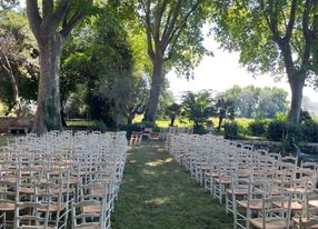 Arles, Gardens and exceptional rooms around a pool