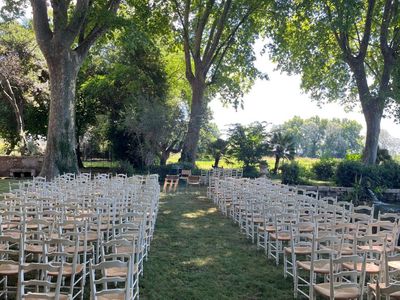 Arles, Gardens and exceptional rooms around a pool
