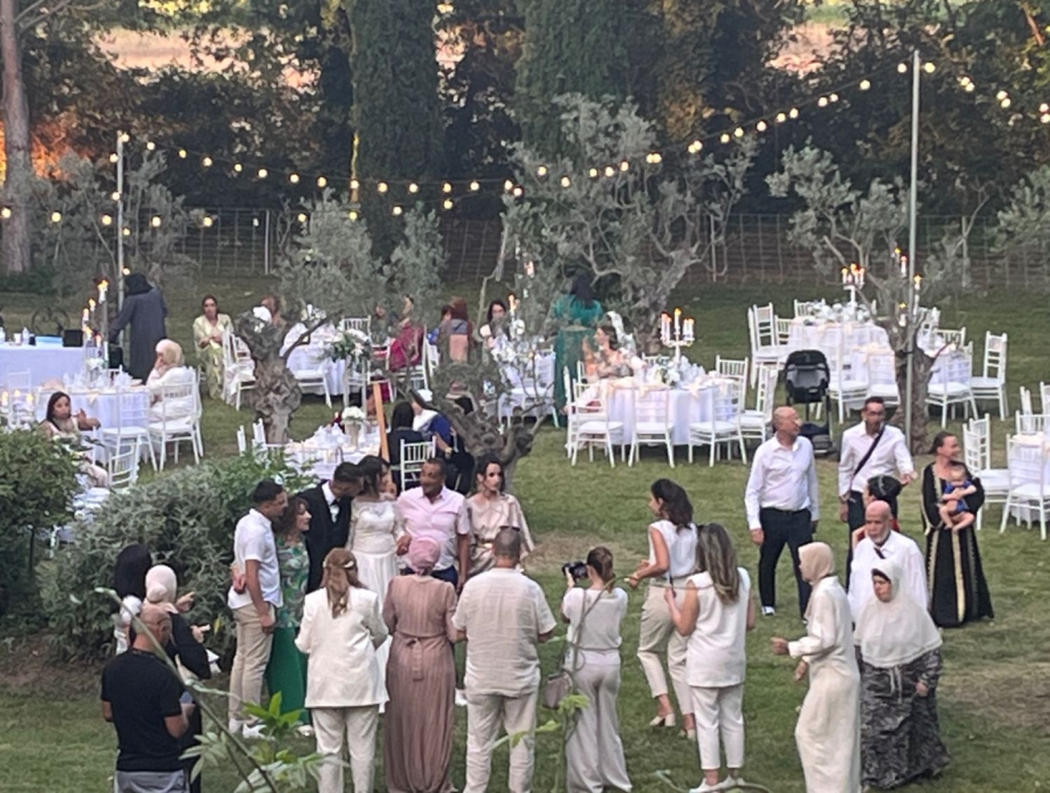 Arles, Gardens and exceptional rooms around a pool