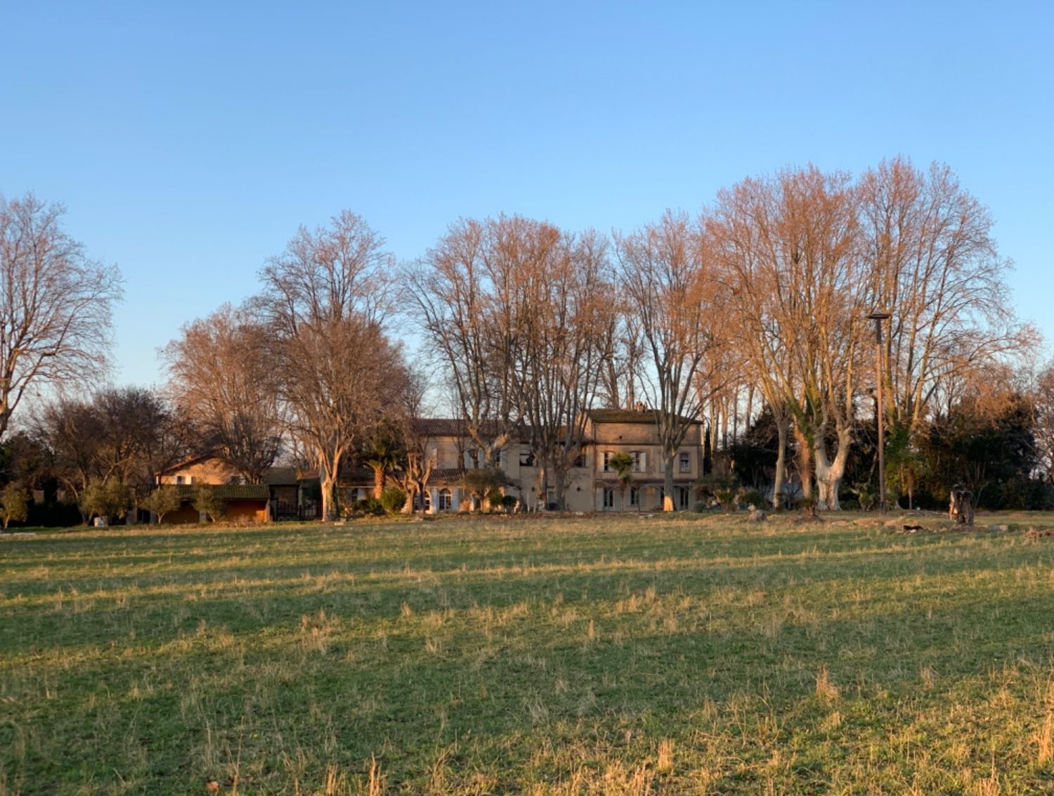 Arles, Gardens and exceptional rooms around a pool