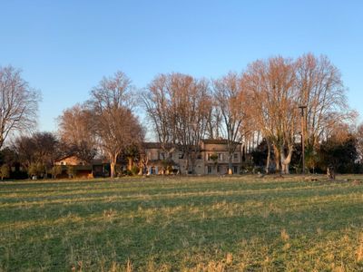 Arles, Gardens and exceptional rooms around a pool
