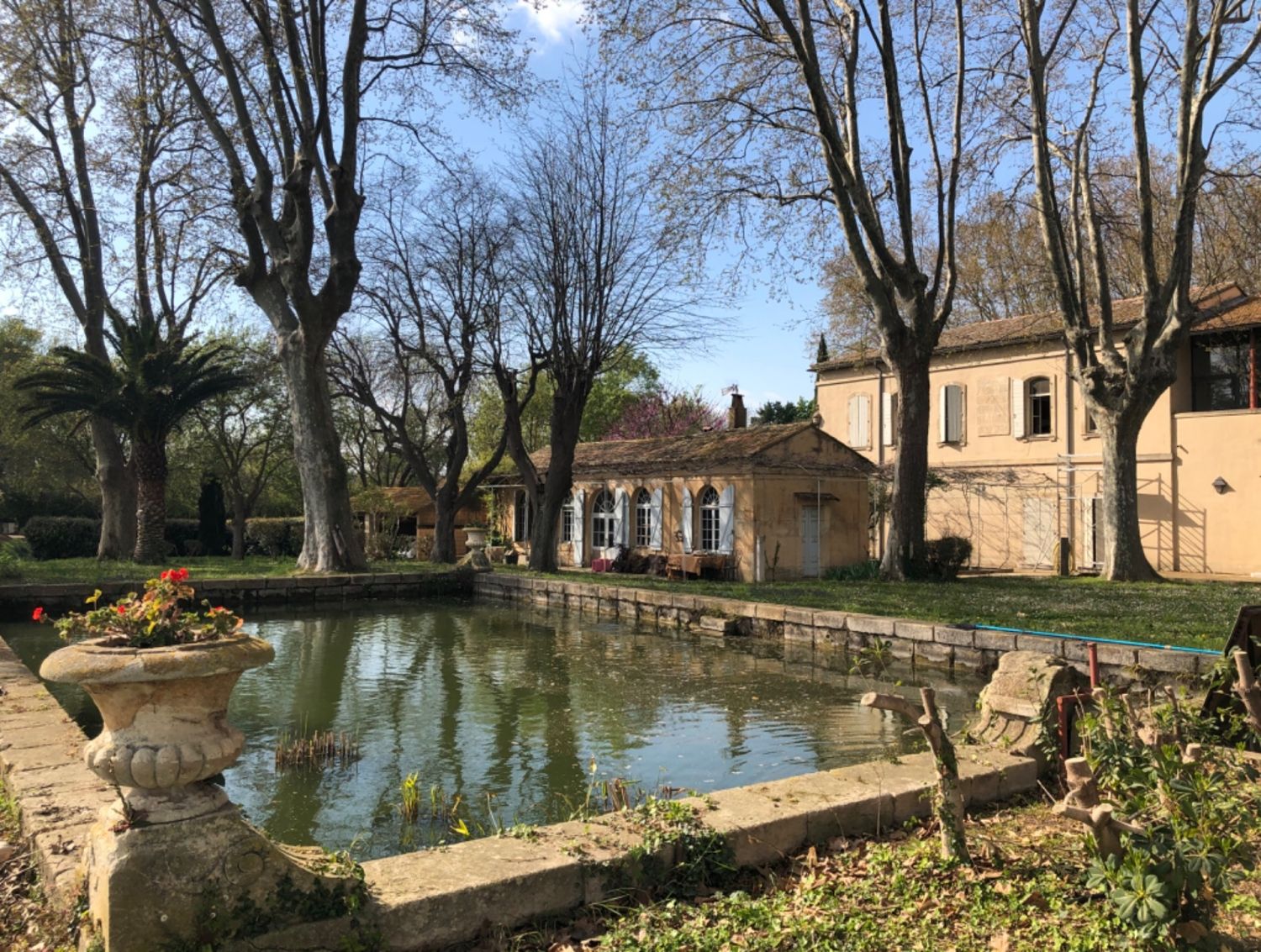 Arles, Gardens and exceptional rooms around a pool