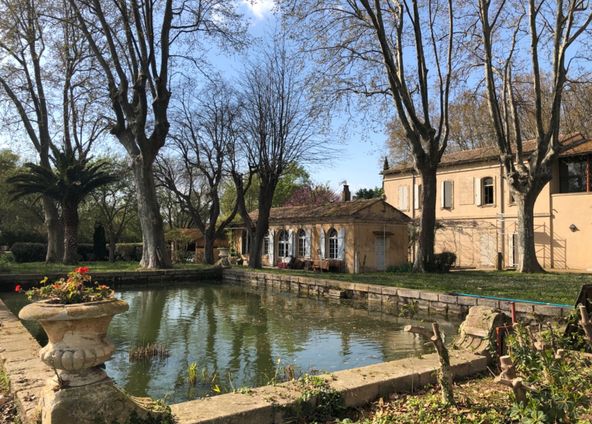 Arles, Gardens and exceptional rooms around a pool