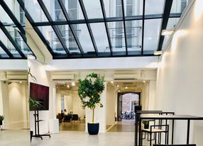 Event venue in the heart of the Marais under glass roof 