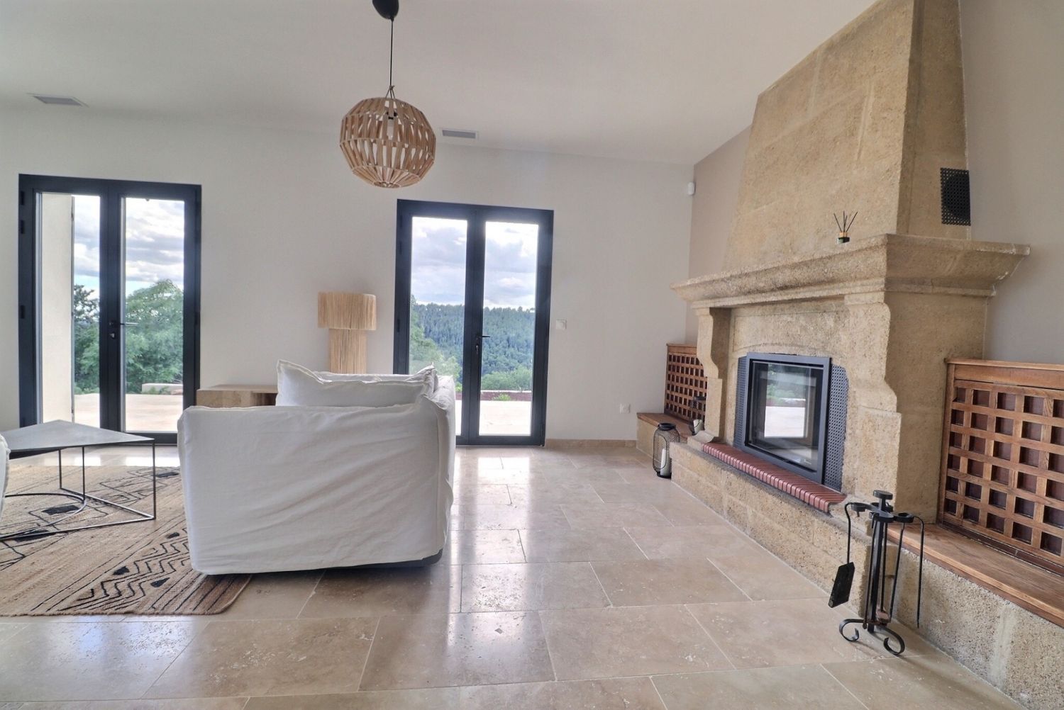 Villa with swimming pool and jacuzzi pond view