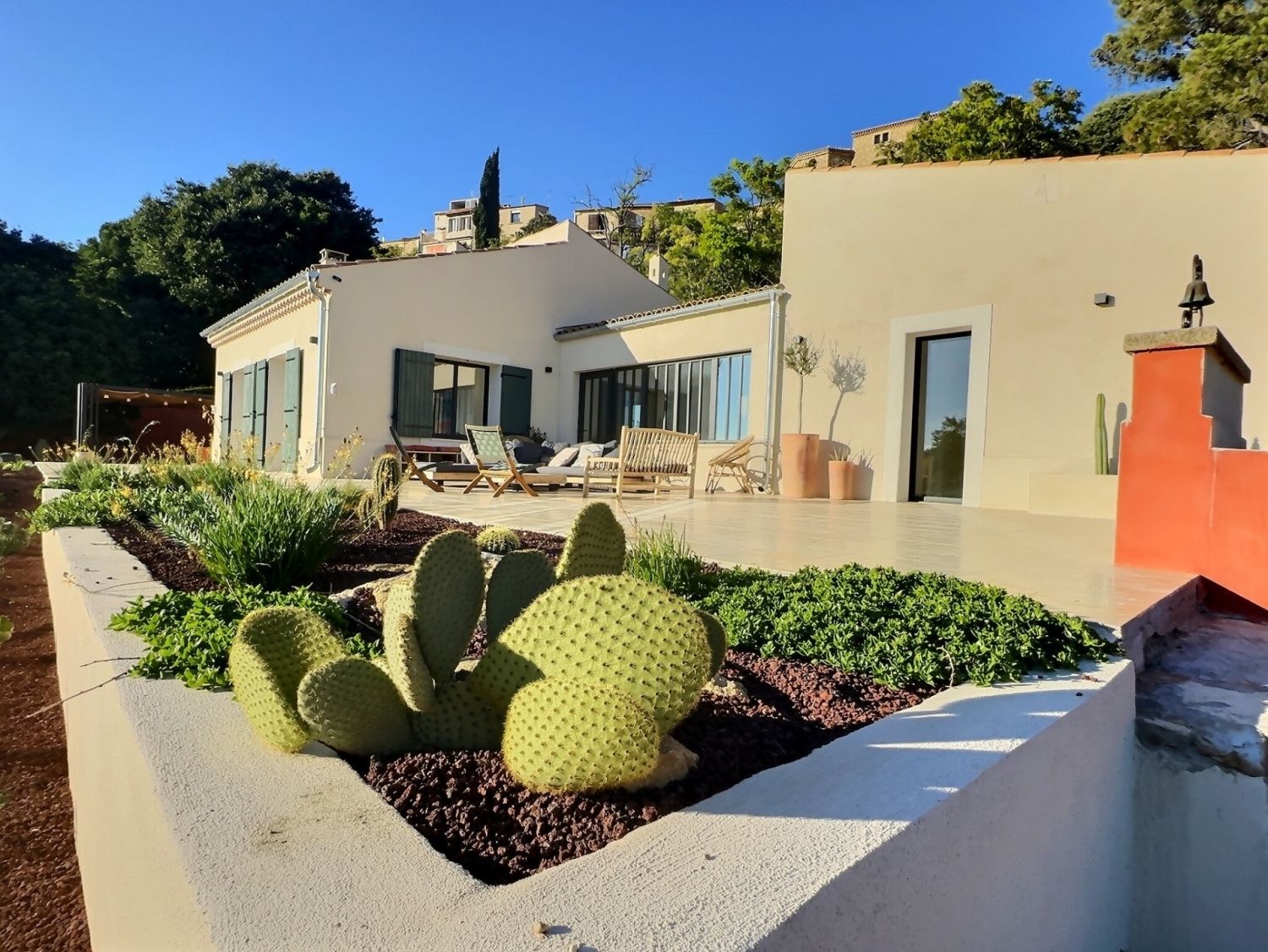Villa with swimming pool and jacuzzi pond view