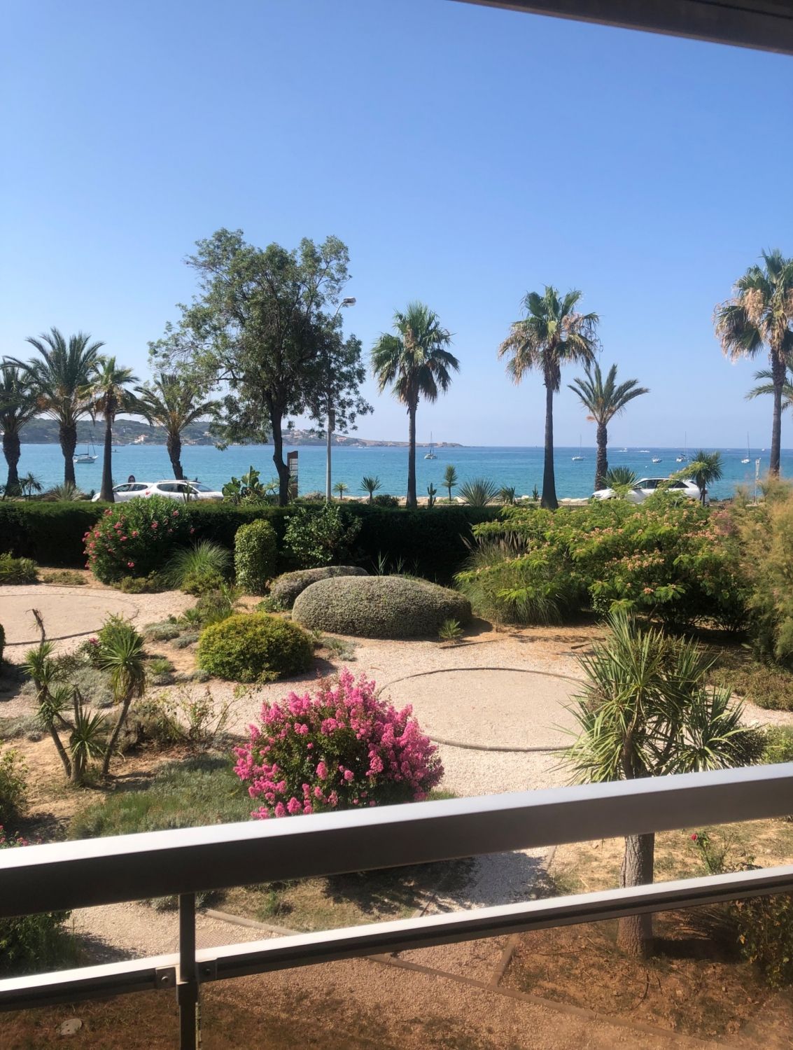 Apartment facing the sea.