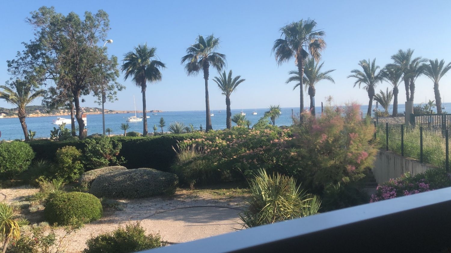 Apartment facing the sea.