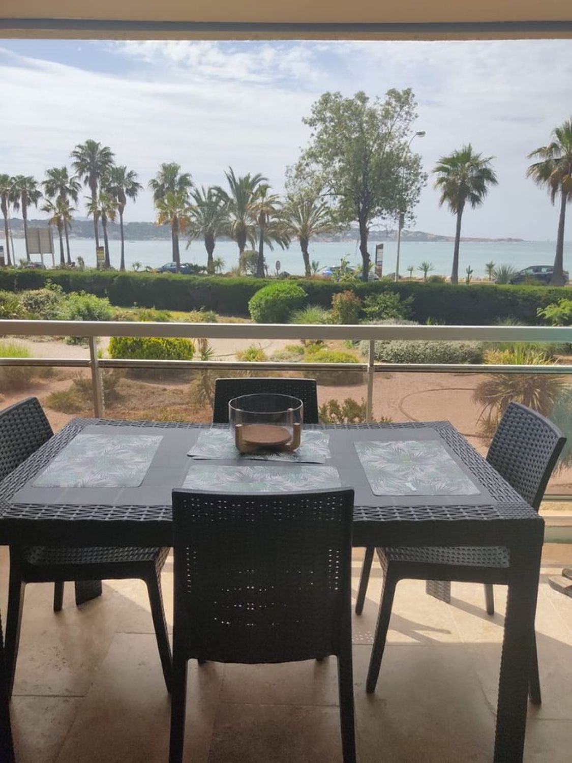 Apartment facing the sea.