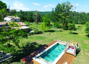 Land with swimming pool and summer kitchen