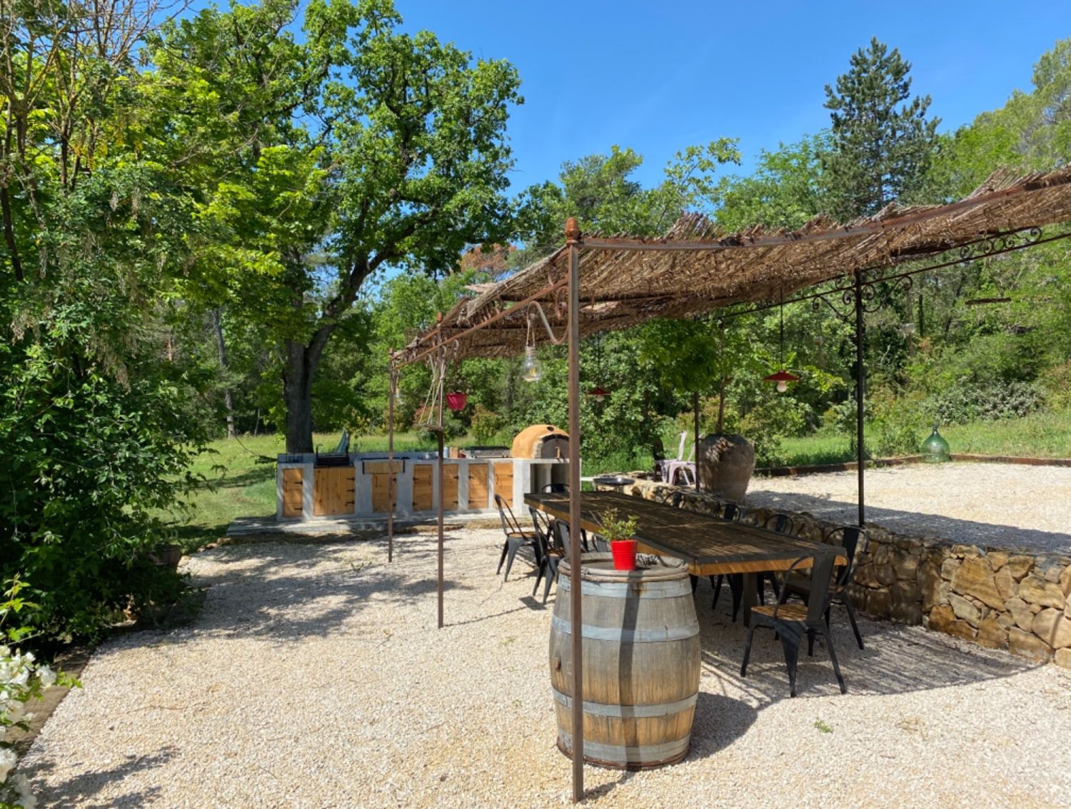 Land with swimming pool and summer kitchen