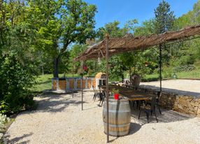 Land with swimming pool and summer kitchen