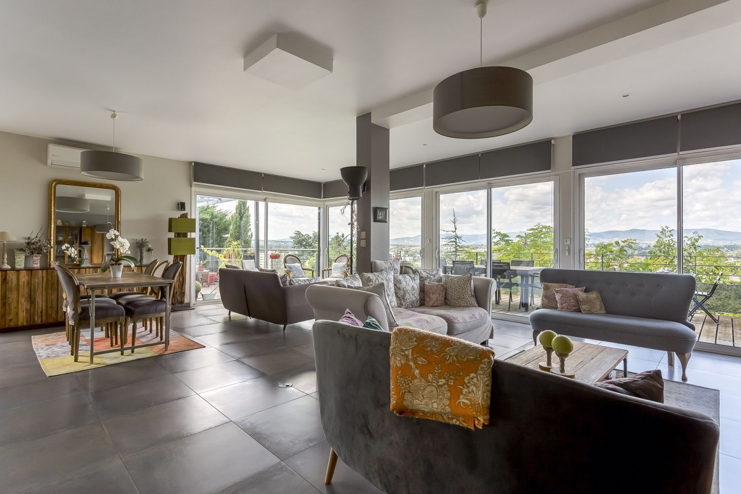 Large room and two terraces with panoramic views