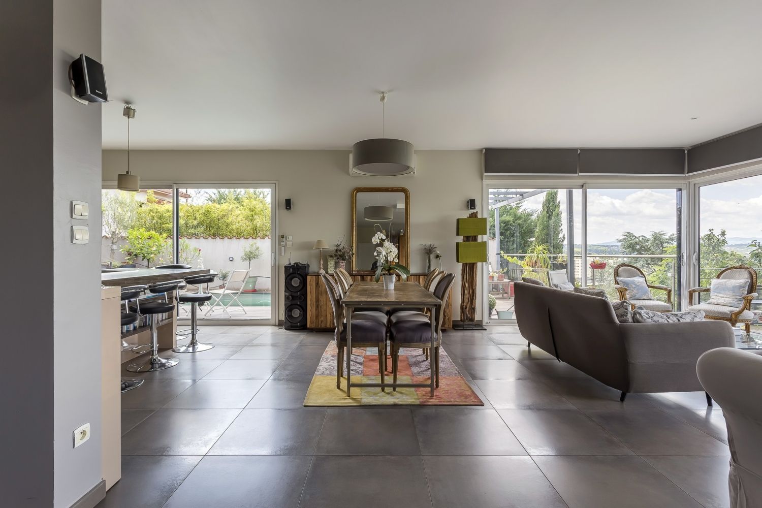 Large room and two terraces with panoramic views