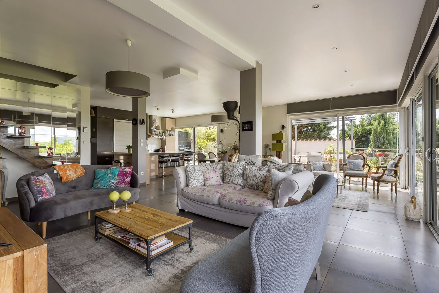 Large room and two terraces with panoramic views