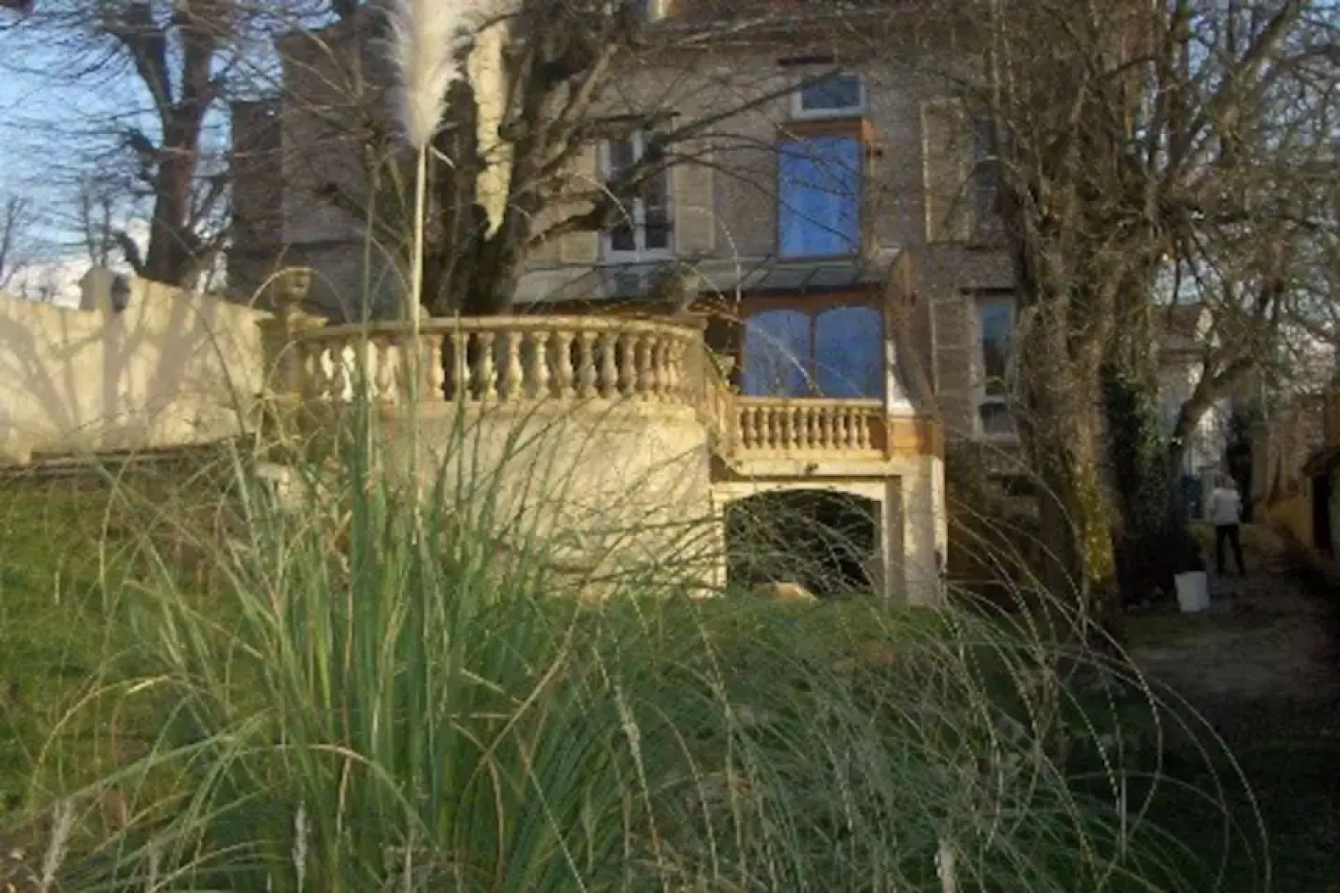 Villa avec grande terrasse et jardin