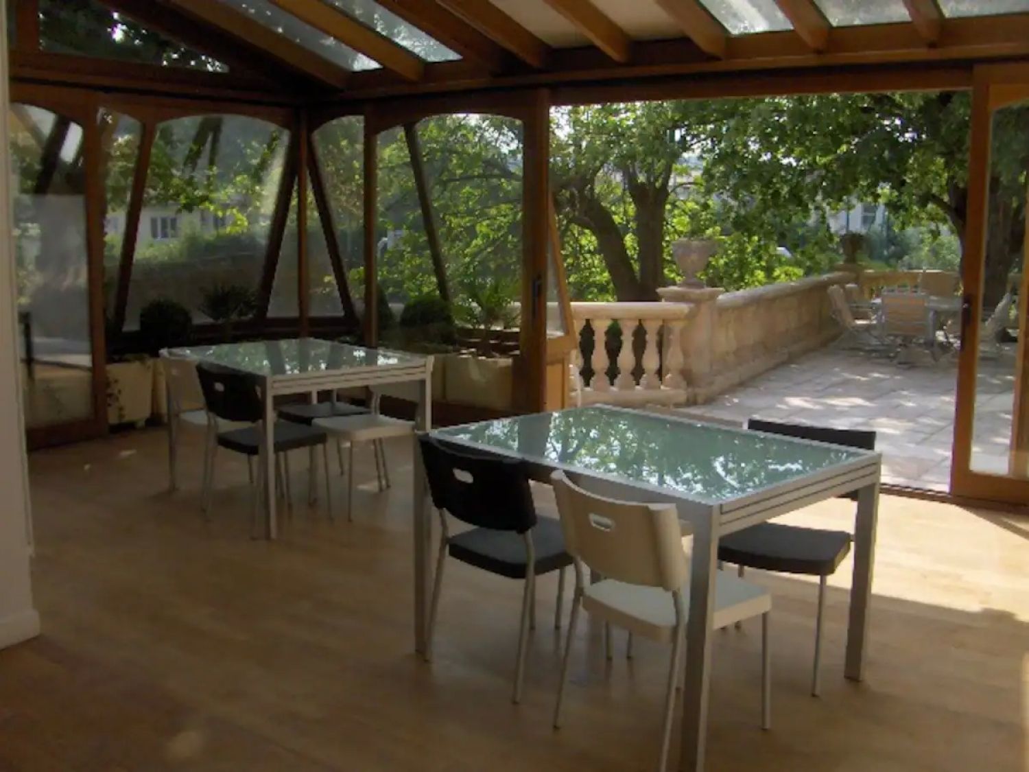 Villa avec grande terrasse et jardin