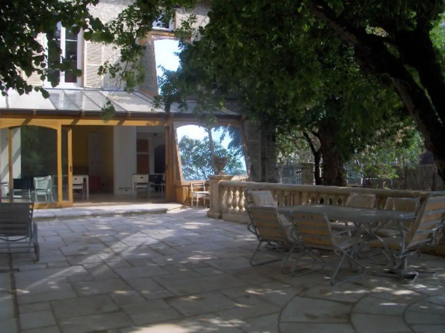 Villa avec grande terrasse et jardin