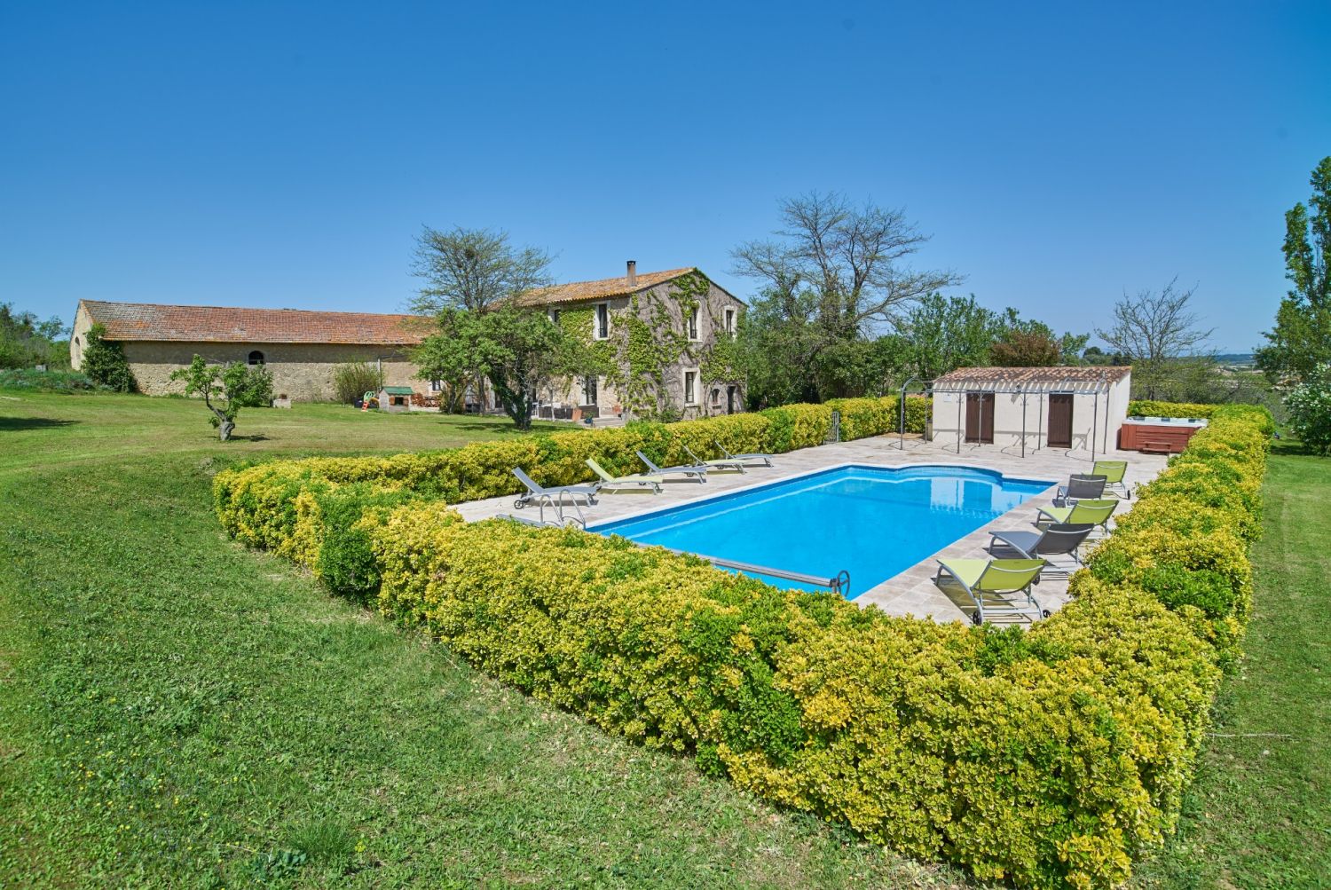Wine estate with gîtes and exterior