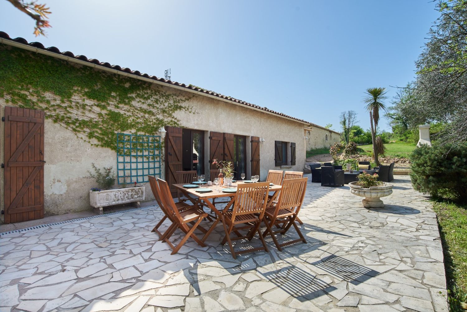 Wine estate with gîtes and exterior