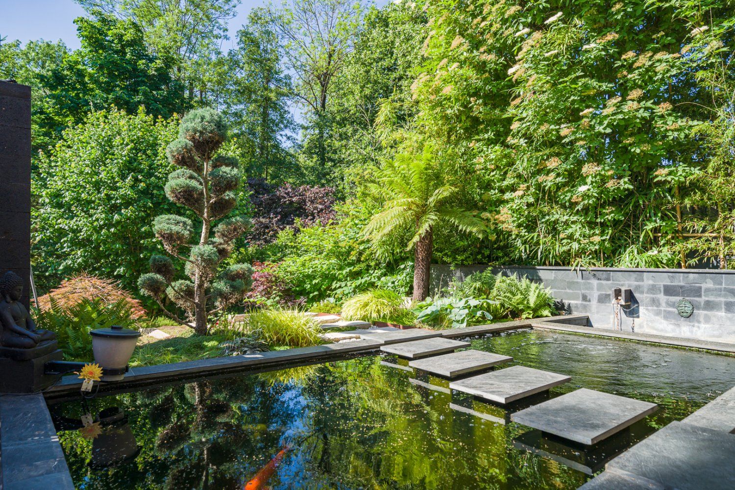 Balinese garden at the gates of Paris