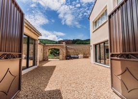 Provençal farmhouse between vineyards and woods