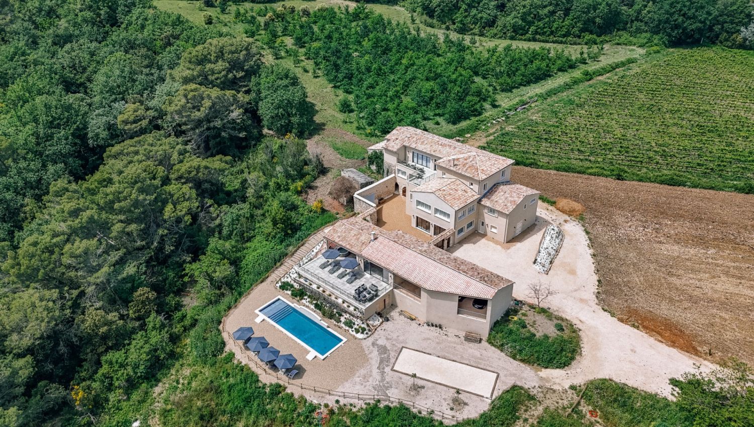 Provençal farmhouse between vineyards and woods