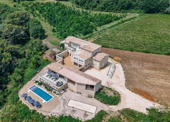 Provençal farmhouse between vineyards and woods