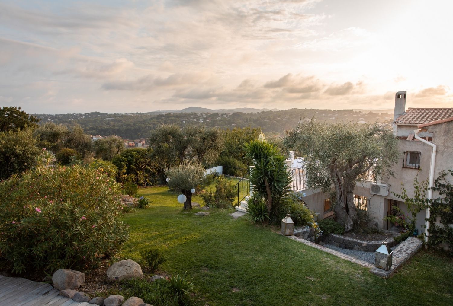 Panoramic terraces, swimming pool and garden