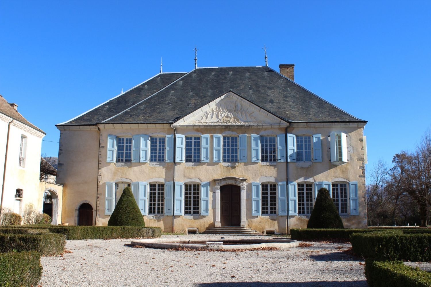 17th century castle with 1 ha of French gardens and swimming pool