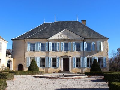 17th century castle with 1 ha of French gardens and swimming pool