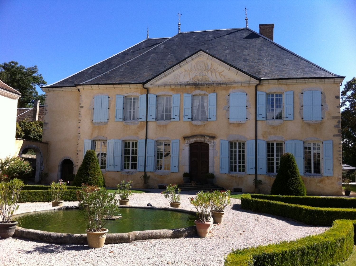 17th century castle with 1 ha of French gardens and swimming pool
