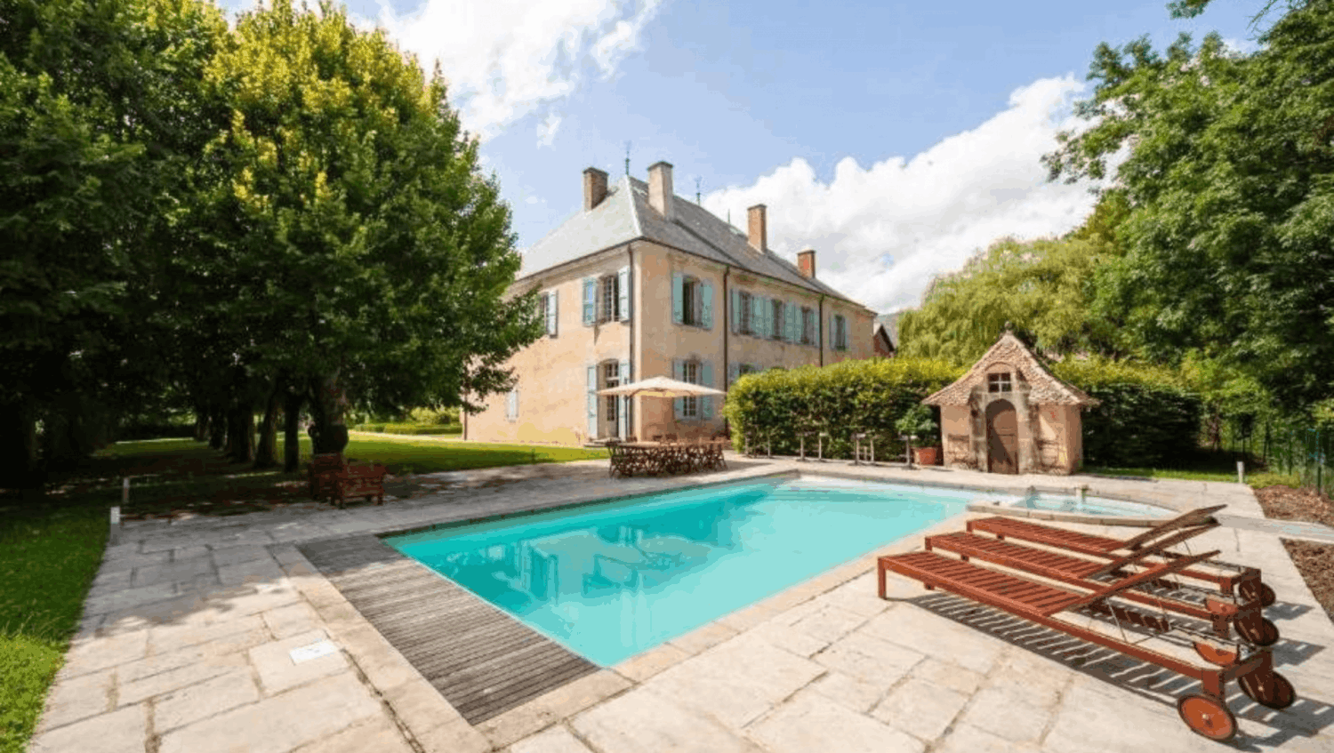 17th century castle with 1 ha of French gardens and swimming pool