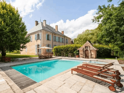 17th century castle with 1 ha of French gardens and swimming pool