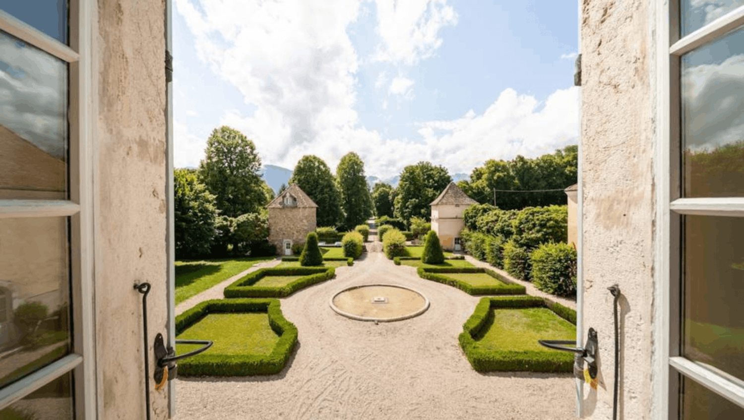 17th century castle with 1 ha of French gardens and swimming pool