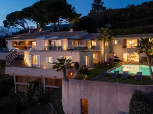 Sublime and authentic character villa overlooking the bay of Saint-Tropez with breathtaking sea view