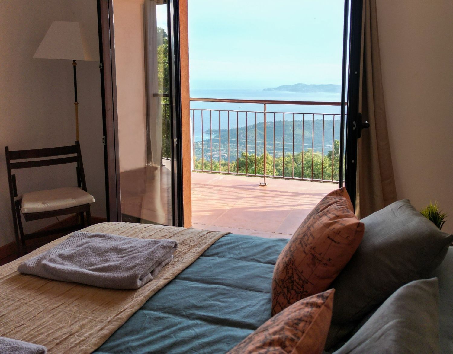 750 m² farmhouse with heated swimming pool, sea view