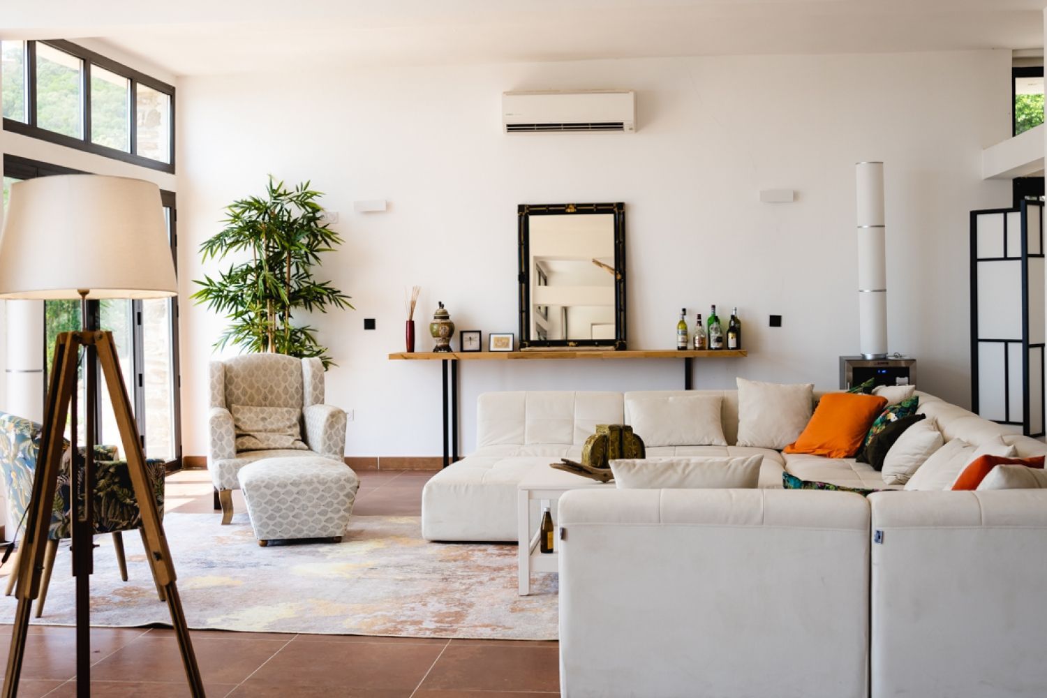 750 m² farmhouse with heated swimming pool, sea view