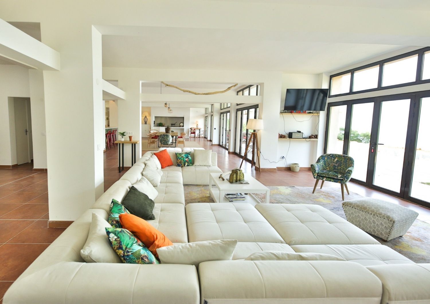 750 m² farmhouse with heated swimming pool, sea view