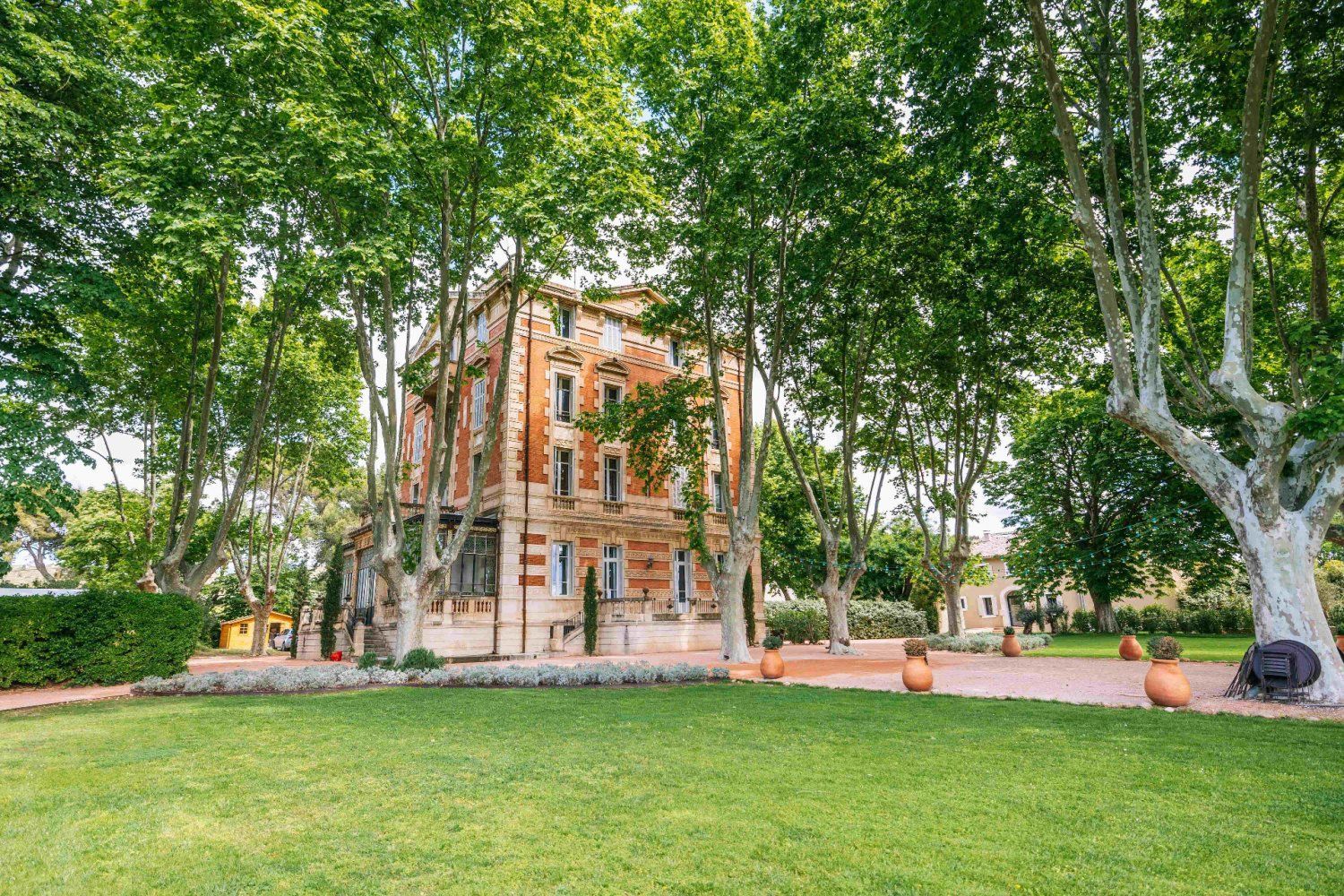 Atypical castle in the heart of Provence