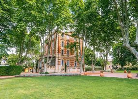 Atypical castle in the heart of Provence